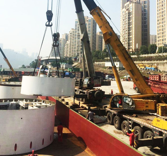 阆中吊车作业中