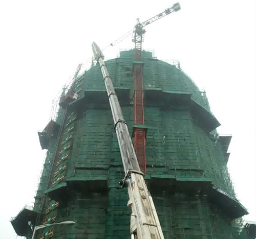 阆中吊车在工地上作业